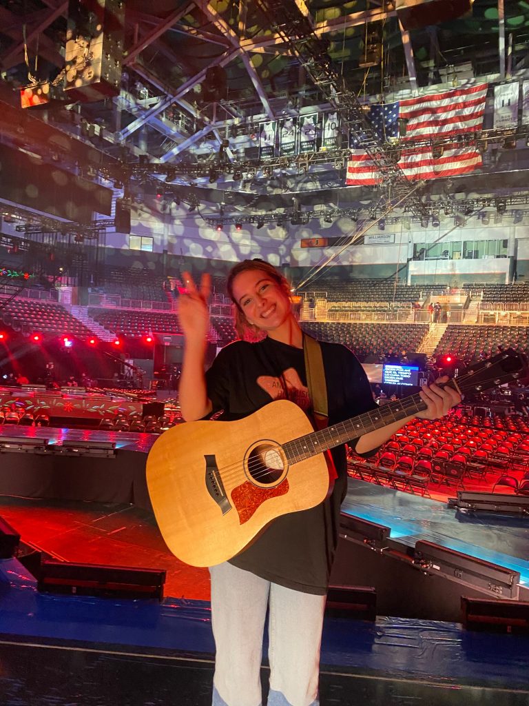 Mimi Leclercq, la argentina que cantó para Ginóbili, trabajó con Shakira y Christina Aguilera y quiere conquistar el mundo