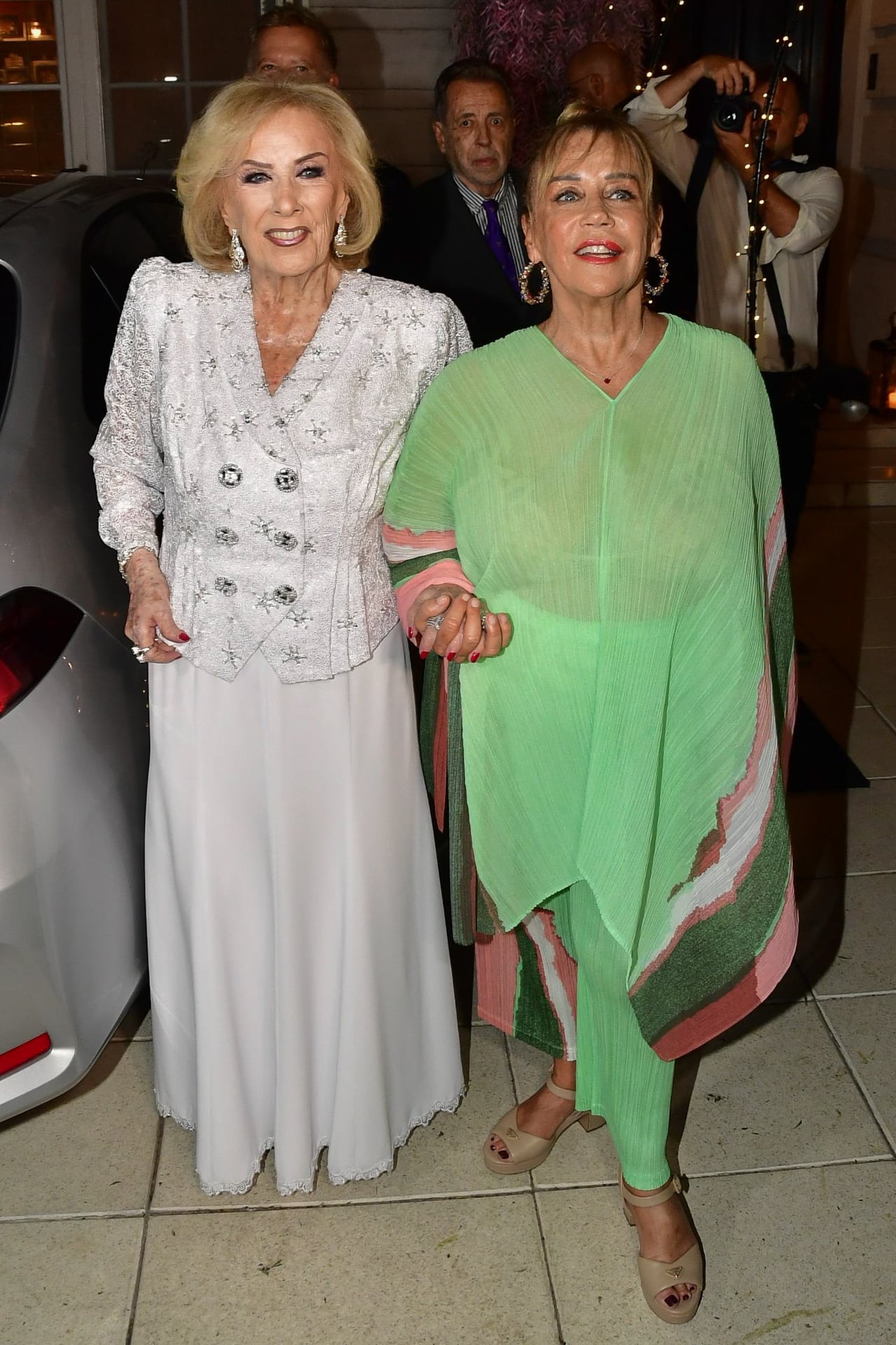 Mirtha Legrand fue recibida por su hija Marcela Tinayre en su casa de Barrio Parque, donde se llevó a cabo la fiesta 