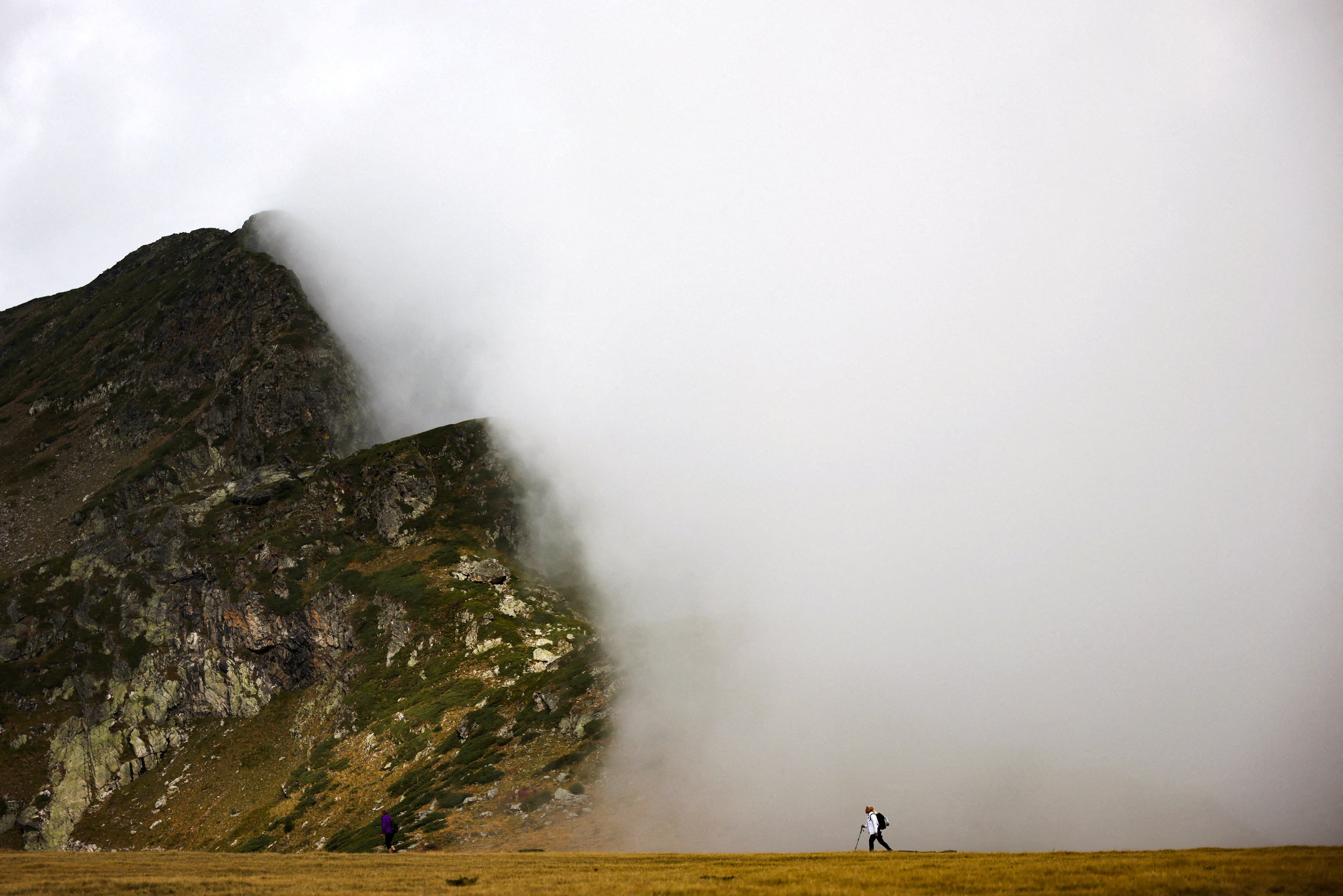Un seguidor de la Hermandad Blanca Universal, una sociedad esotérica que combina el cristianismo y el misticismo indio fundada por el búlgaro Peter Deunov, camina por la montaña Rila, Bulgaria, el 19 de agosto de 2025
REUTERS/Spasiyana Sergieva IMÁGENES TPX DEL DÍA