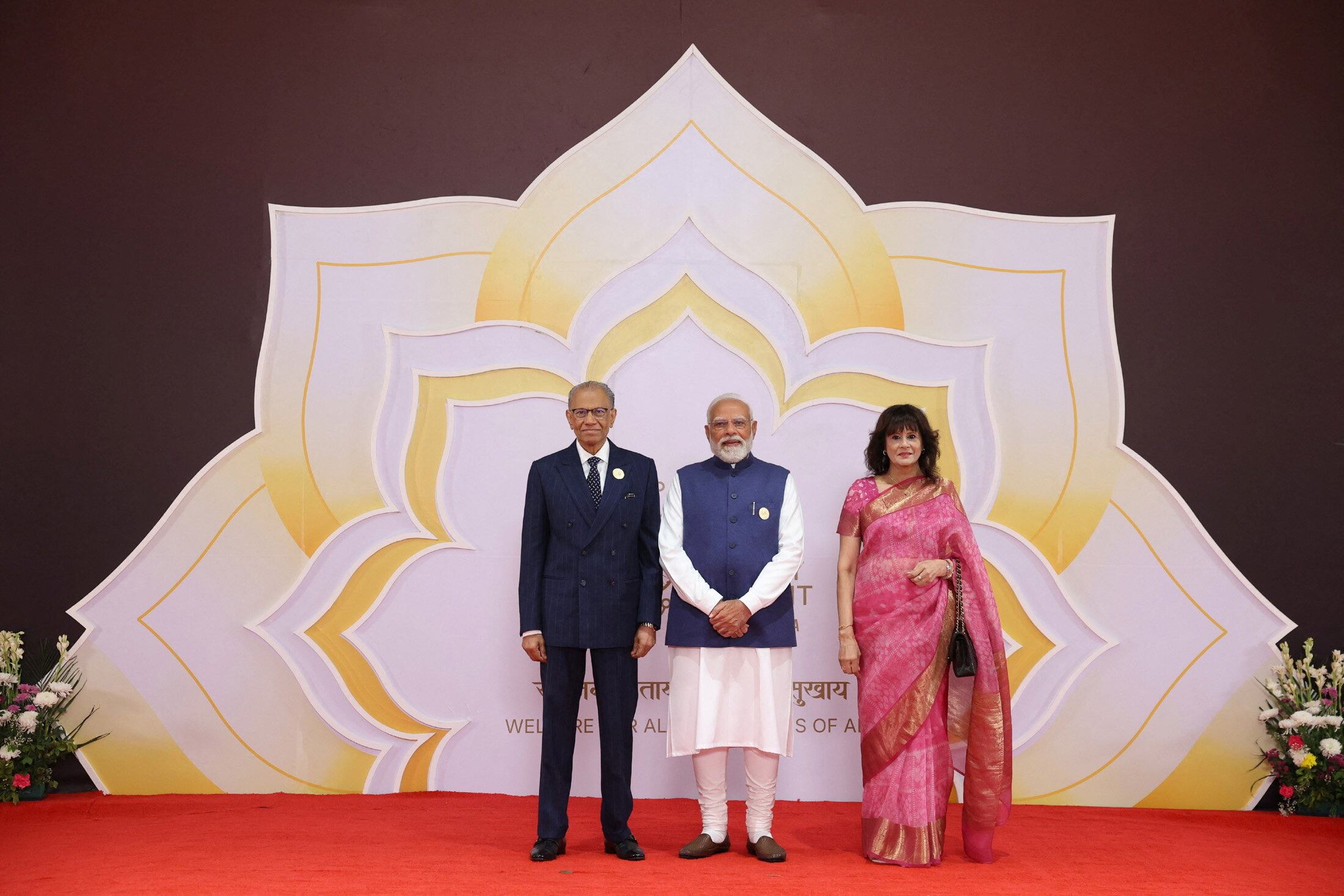 El primer ministro de la India, Narendra Modi, posa para una fotografía con el primer ministro de Mauricio, Navin Ramgoolam, y su esposa, Veena Ramgoolam, durante una ceremonia de bienvenida en la Cumbre de Impacto de la IA, en Nueva Delhi, India, el 18 de febrero de 2026 (REUTERS)
