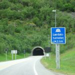 Montañas, cuevas simuladas y casi 25 kilómetros bajo tierra en Noruega: así es Lærdal, el túnel más largo del mundo