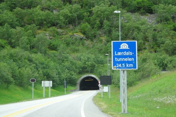 Montañas, cuevas simuladas y casi 25 kilómetros bajo tierra en Noruega: así es Lærdal, el túnel más largo del mundo