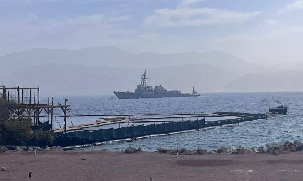El destructor lanzamisiles USS Delbert D. Black opera junto a la corbeta israelí INS Eilat durante un entrenamiento naval coordinado en aguas del mar Rojo