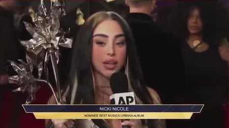 El look de Nicki Nicole integró jazmines como símbolo central de su nuevo concepto artístico sobre autovaloración, consolidando su identidad visual