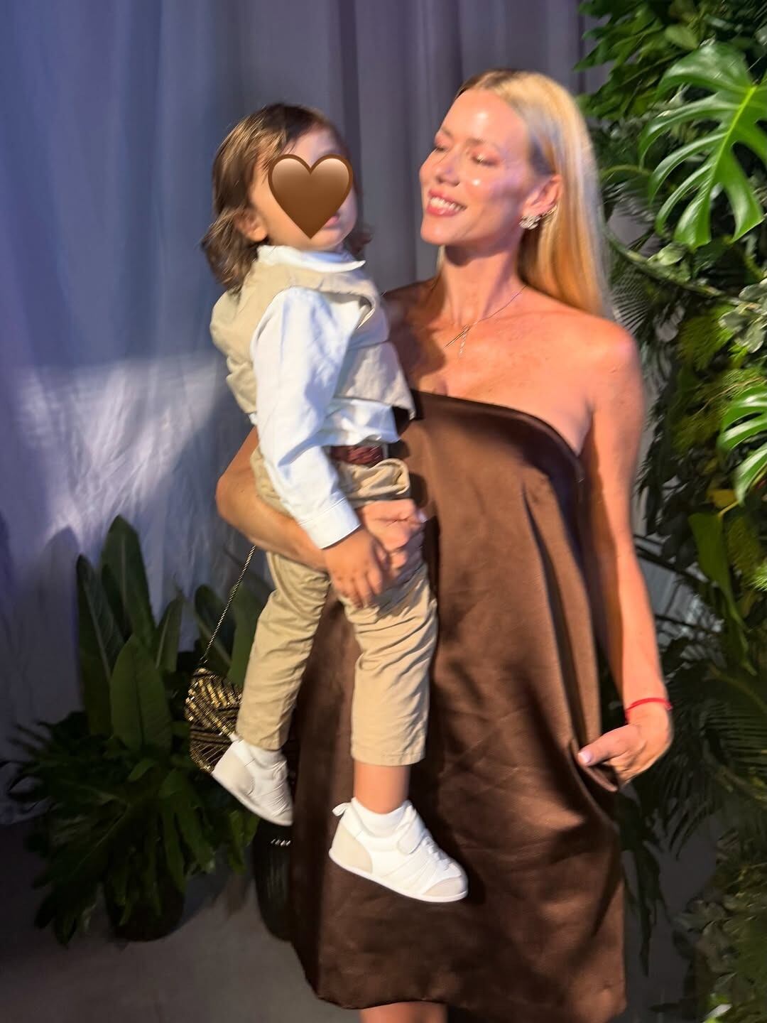 La modelo expresó su hartazgo ante los comentarios que la señalaban de aclarar el pelo de su hijo 