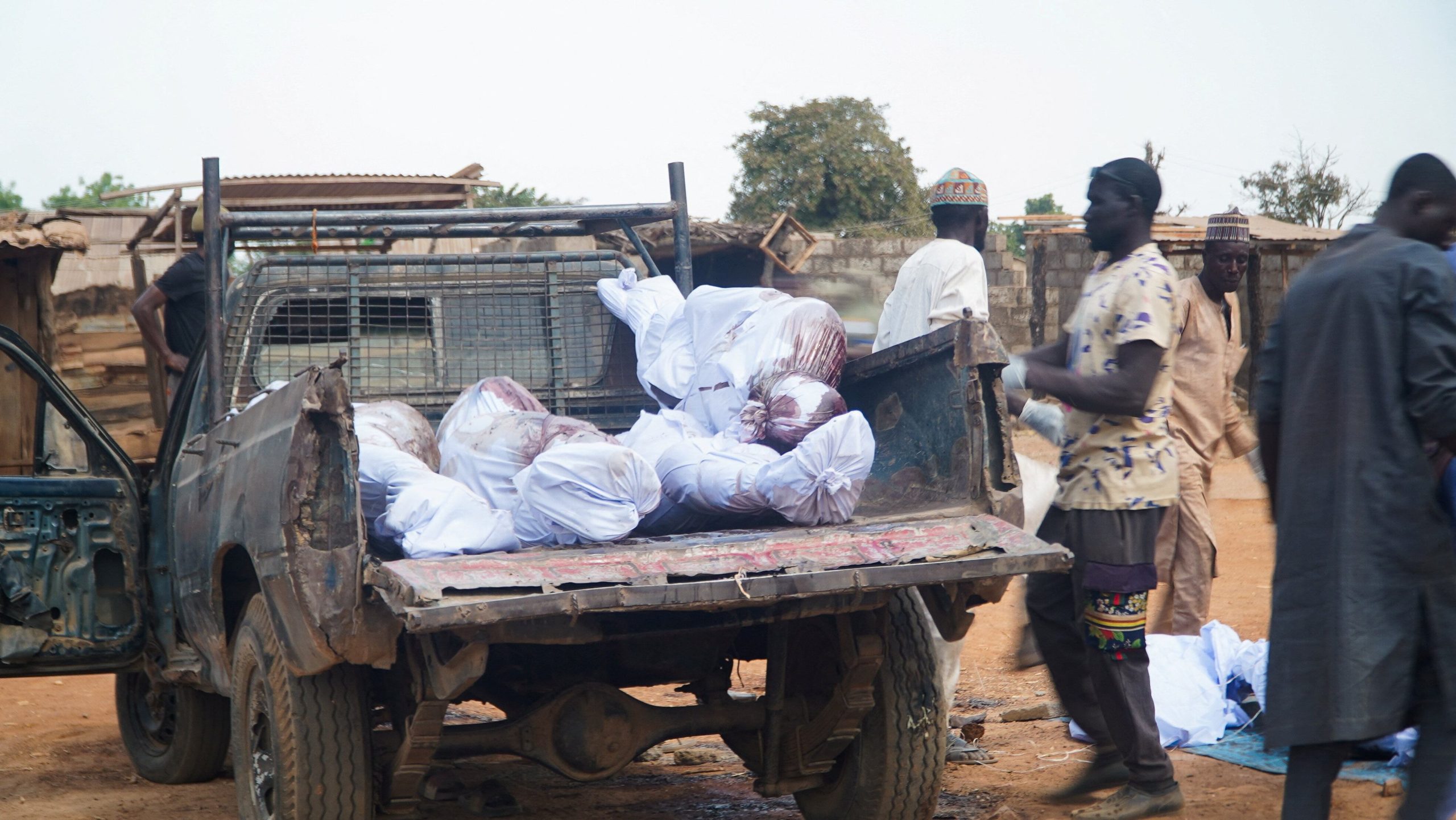 Nuevo ataque contra la comunidad católica en Nigeria: hombres armados asesinaron a tres personas y secuestraron a un sacerdote