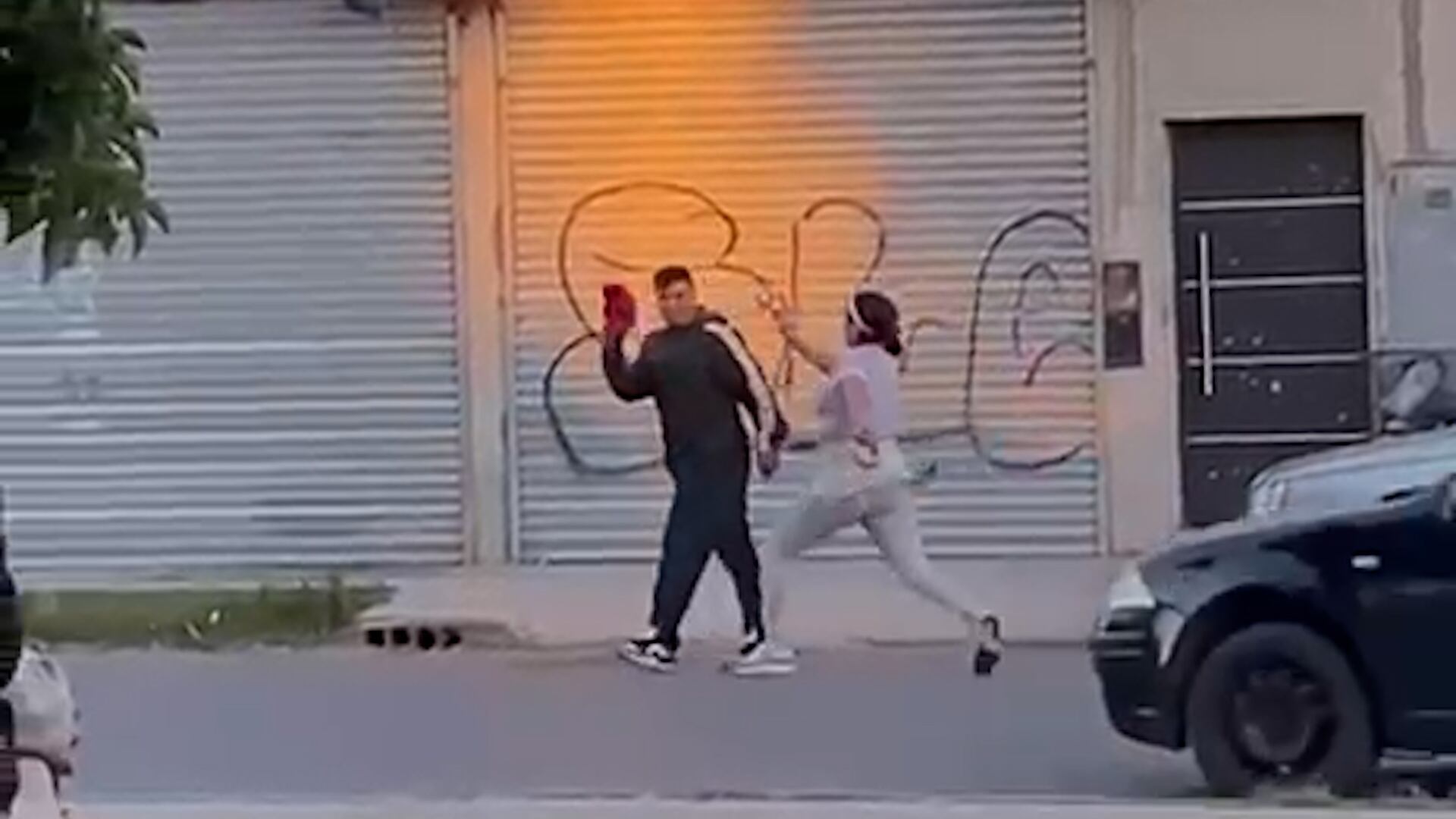 Nuevos videos del crimen de Batán: el intento de fuga del agresor en una moto, las burlas a la familia y su arresto