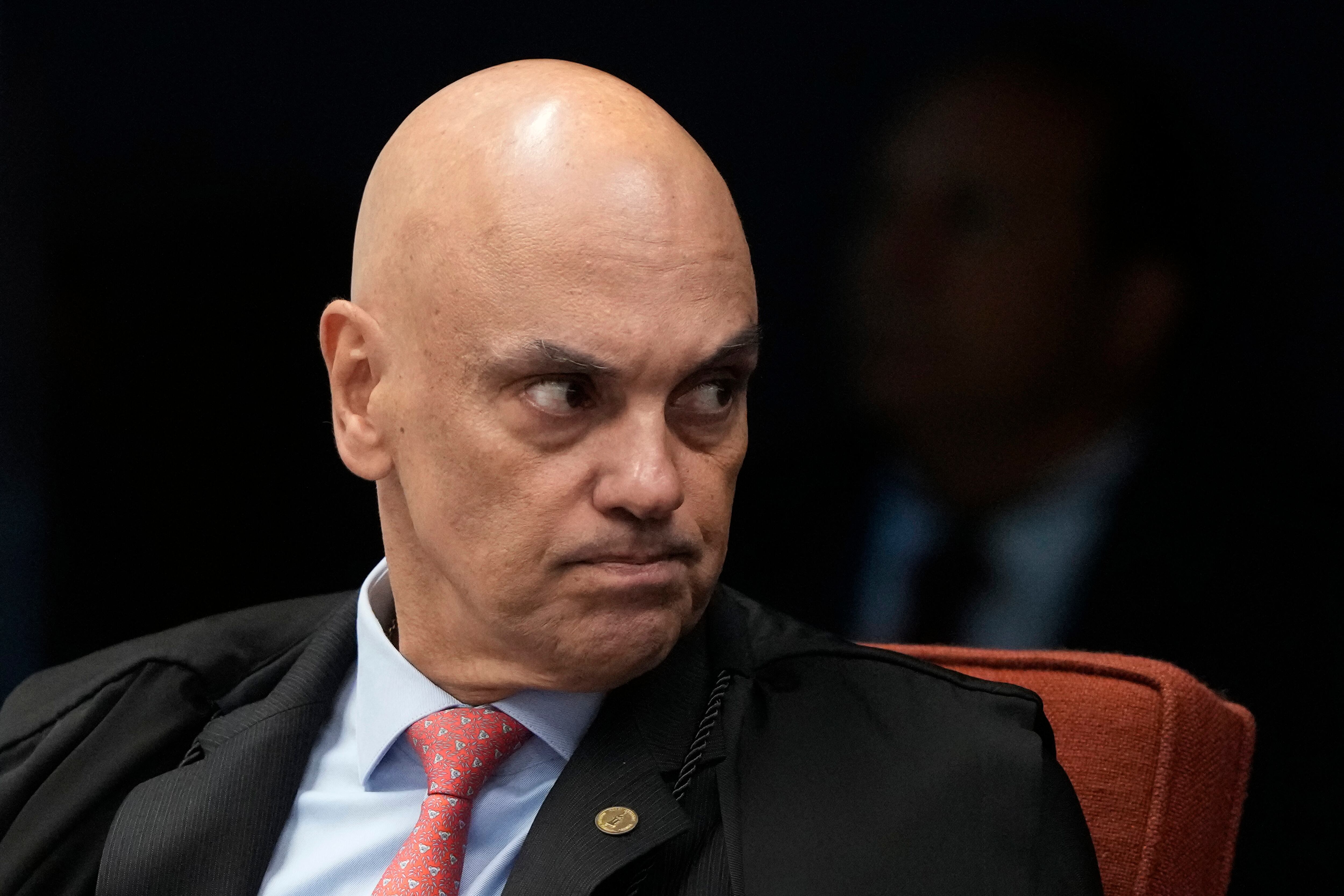 El juez Alexandre de Moraes, ponente del caso, durante el juicio en Brasilia. Subrayó que el crimen combinó motivación política con misoginia, racismo y discriminación. (AP Foto/Eraldo Peres)