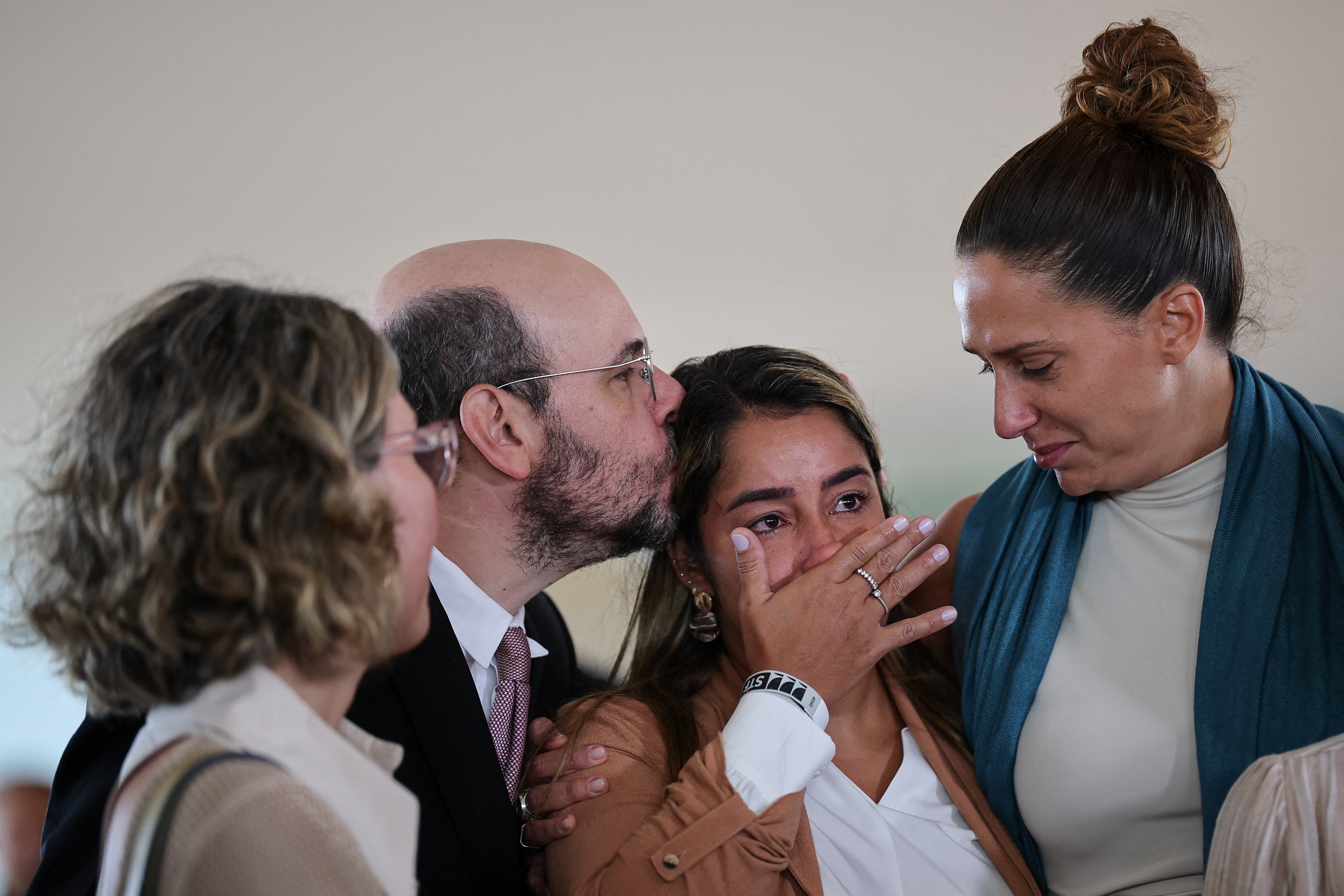 Mônica Benício, viuda de Marielle Franco, y Agatha Arnaus, viuda del conductor Anderson Gomes, tras la condena unánime del Supremo Tribunal. Benício es también concejala en Río de Janeiro. (Reuters/Mateus Bonomi)