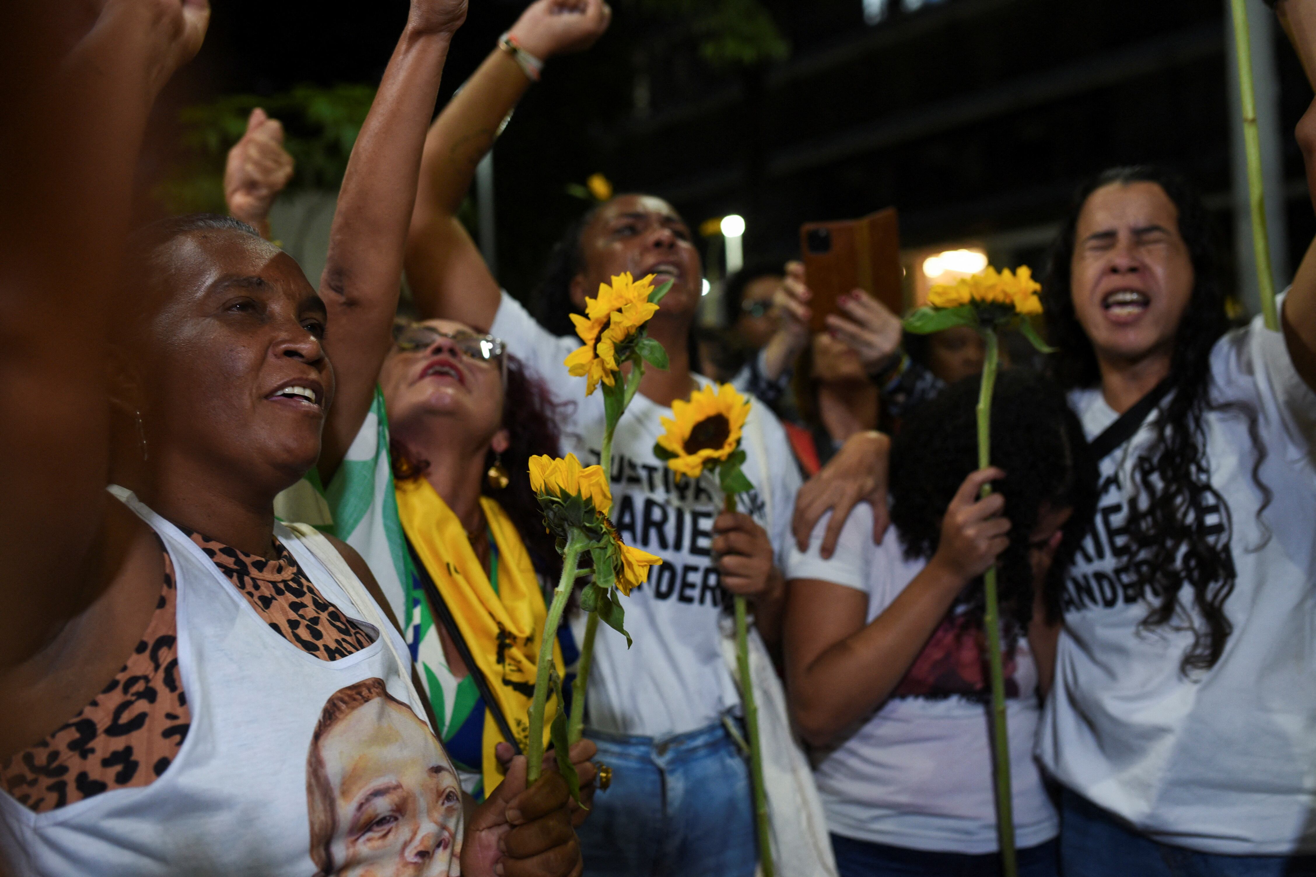 Simpatizantes reaccionan tras el juicio por el asesinato de Marielle Franco en Río de Janeiro. Los autores materiales del crimen fueron condenados en octubre de 2024 a penas de hasta 78 años de prisión. (Reuters/Tita Barros, archivo)