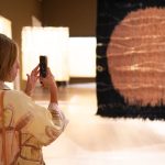 Olga de Amaral deslumbra en el Malba con una muestra que recorre 6 décadas de arte textil