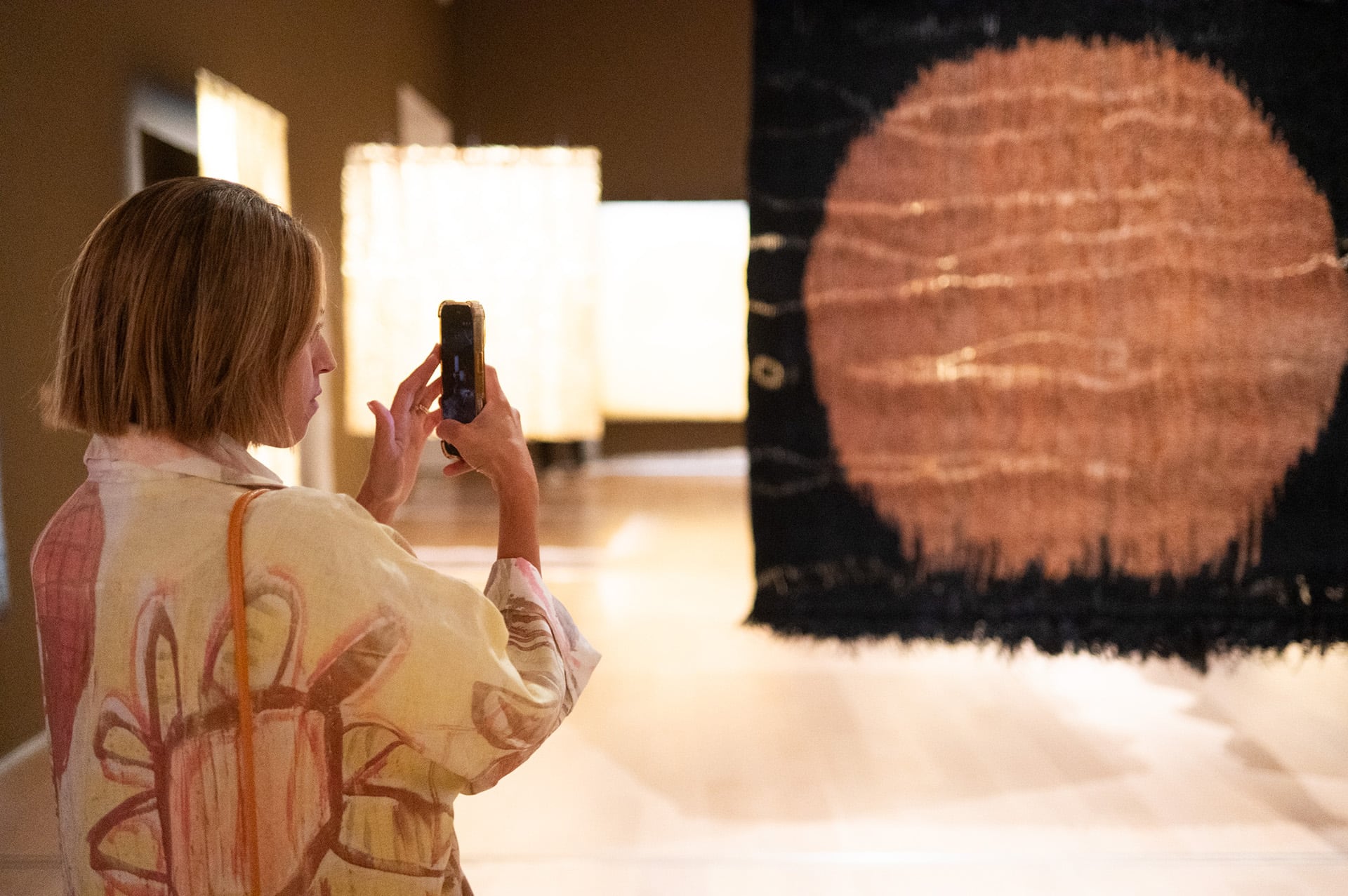 Olga de Amaral deslumbra en el Malba con una muestra que recorre 6 décadas de arte textil