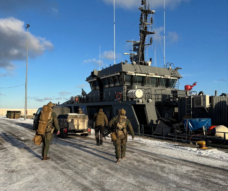 Comandos estonios abordan una nave para interceptar al Baltic Spirit, sospechoso de contrabando hacia Rusia tras zarpar de Ecuador. (Policía y Junta de Guardia Fronteriza de Estonia/vía REUTERS)