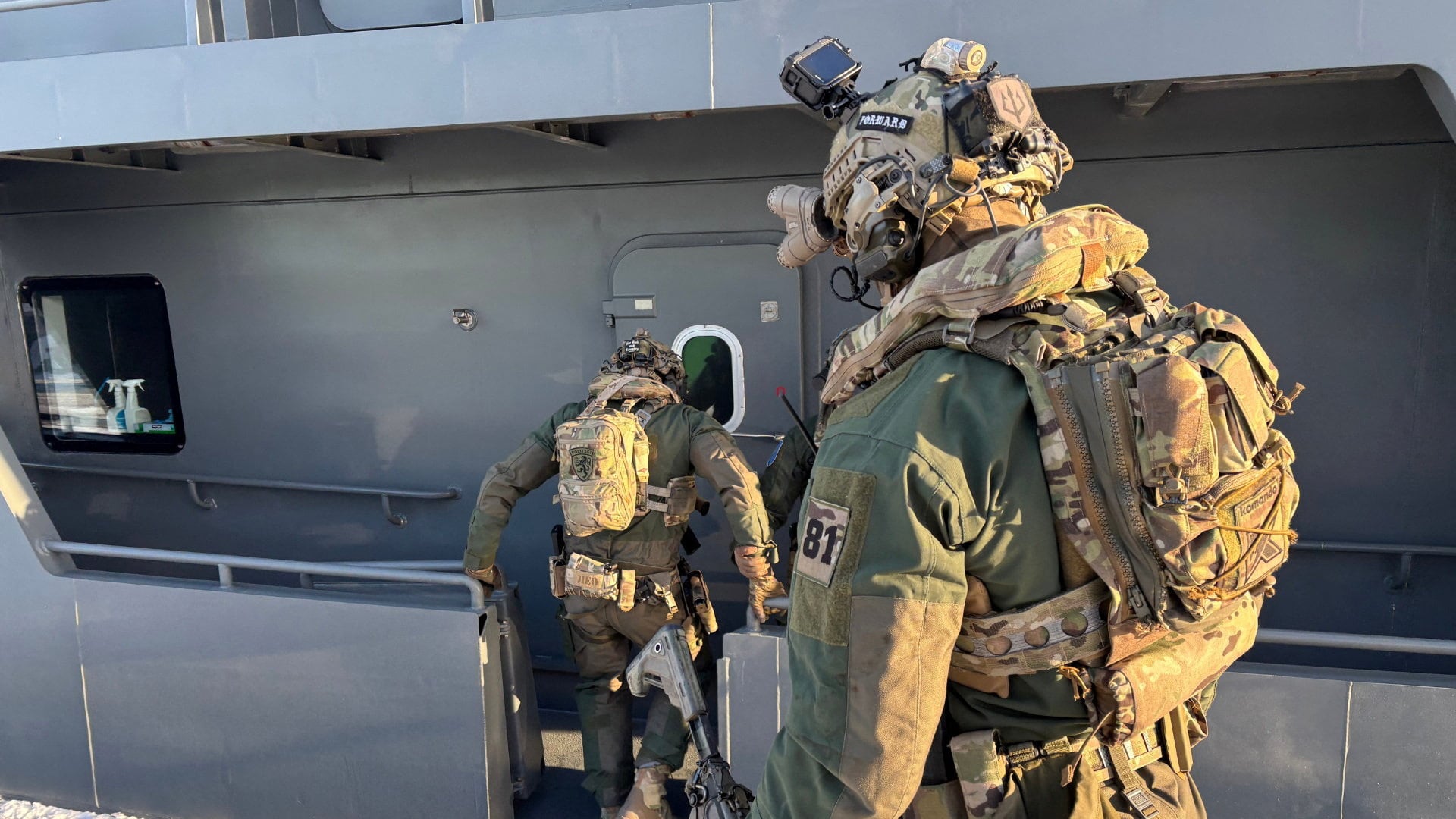 Comandos del K-Commando abordan el Baltic Spirit, buque que viajaba de Ecuador a Rusia sospechoso de contrabando. (Policía y Junta de Guardia Fronteriza de Estonia/Handout vía REUTERS)