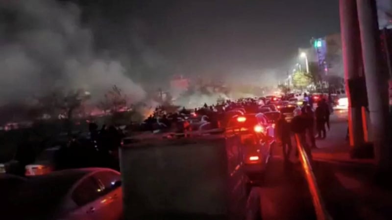 Manifestantes se reúnen en medio de los crecientes disturbios antigubernamentales en Mashhad, provincia de Razavi Khorasan, Irán. Esta captura de pantalla, publicada el 10 de enero de 2026, proviene de un video publicado en redes sociales. REDES SOCIALES/vía REUTER.
