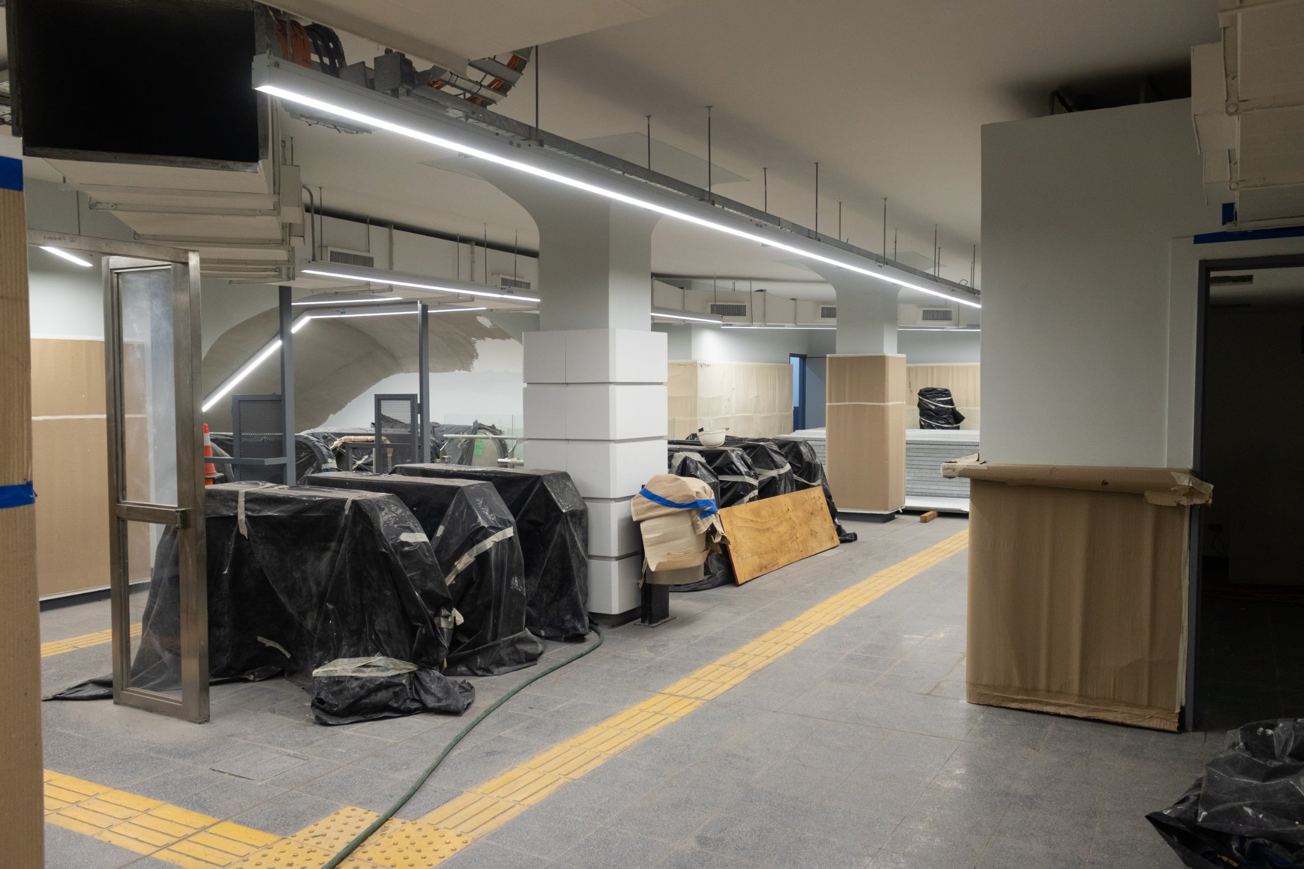 La renovación en la estación Tribunales contempla nueva iluminación LED, señalética y señalización braille para usuarios y turistas