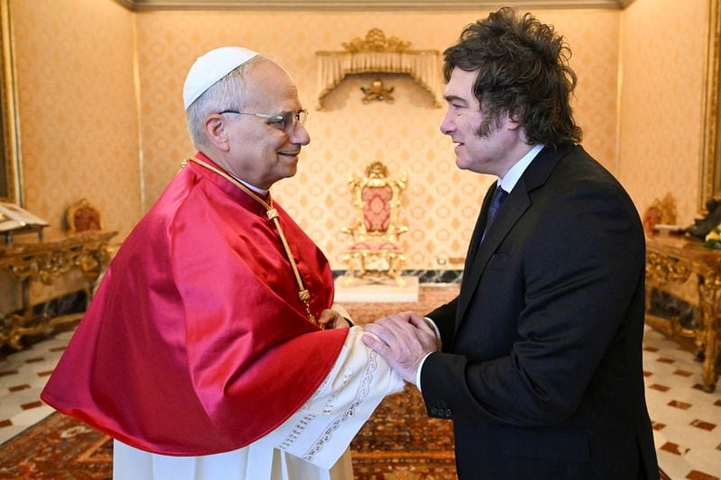 Quirno entregó personalmente una carta de invitación al Papa León XIV firmada por el presidente Milei, reafirmando la voluntad de afianzar la cooperación (Vatican Media/Mario Tomassetti/­Handout via REUTERS)