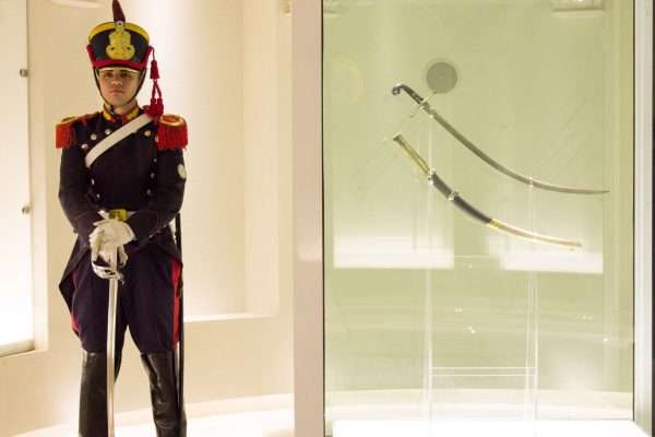 Pacho O’Donnell: “El sable de San Martín fue robado dos veces y él nunca lo usó, pero trasladarlo es militarizar su memoria”