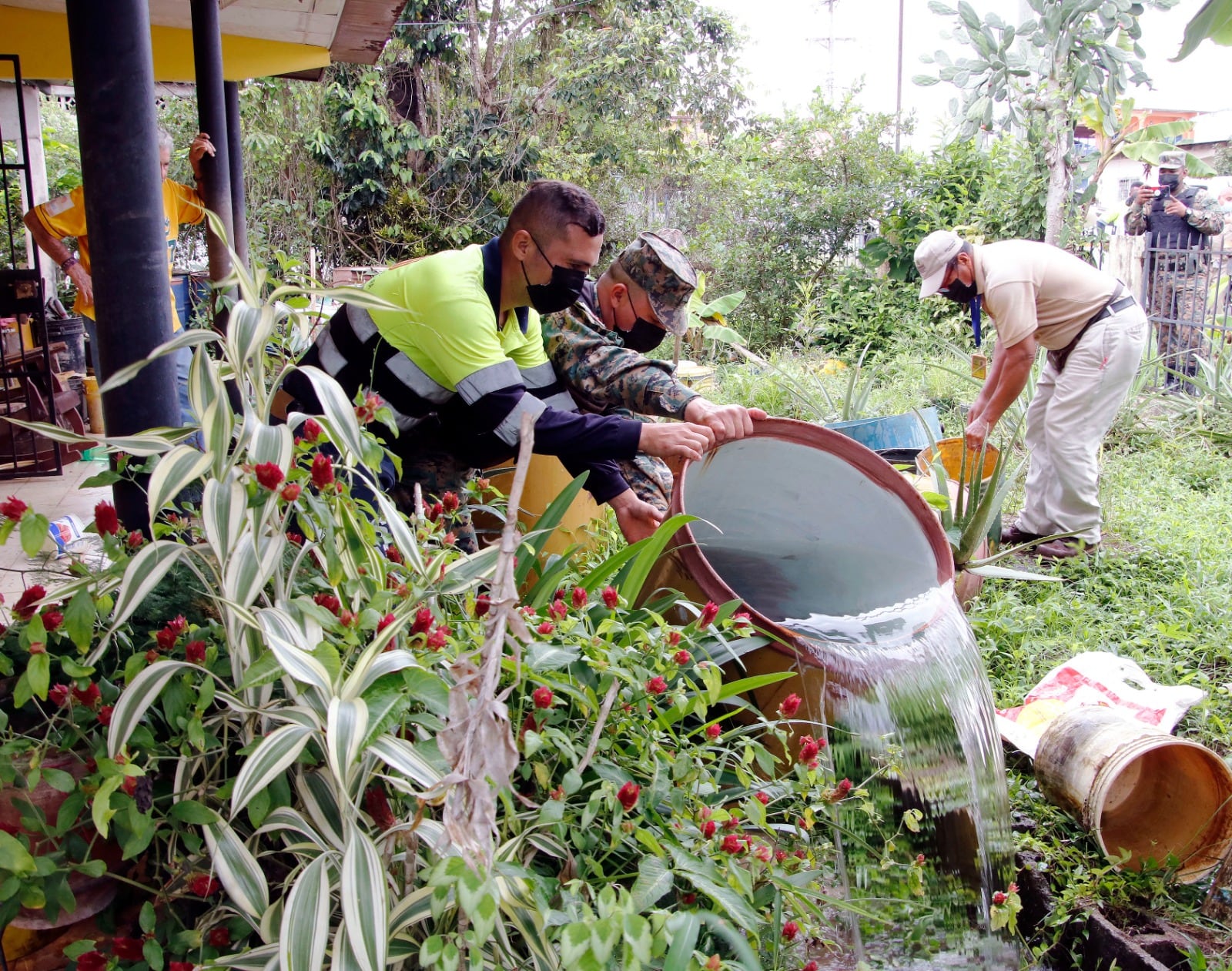 Las lluvias generan acumulación de agua en recipientes y espacios abiertos, facilitando la reproducción del mosquito Aedes aegypti. Cortesía