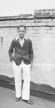El joven Astor Piazzolla posa en Nueva York en 1934, vestido con sus mejores galas antes de su encuentro con Carlos Gardel.