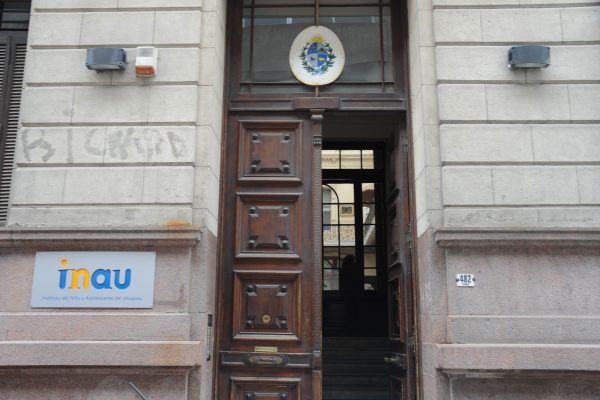 Piden 45 años de cárcel para madre en Uruguay: bebé de nueve meses murió y su melliza quedó grave tras violencia