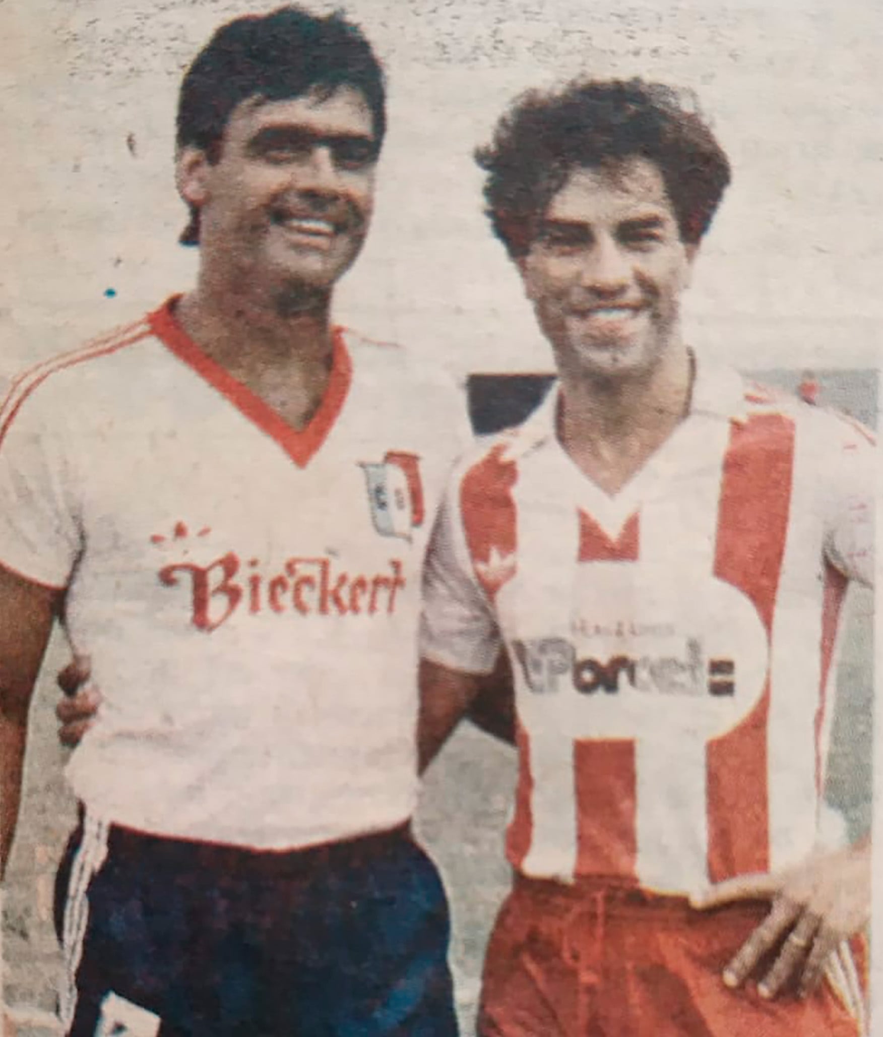 El Tata Brown con la camiseta de Deportivo Español y Patricio Hernández con los colores de Instituto