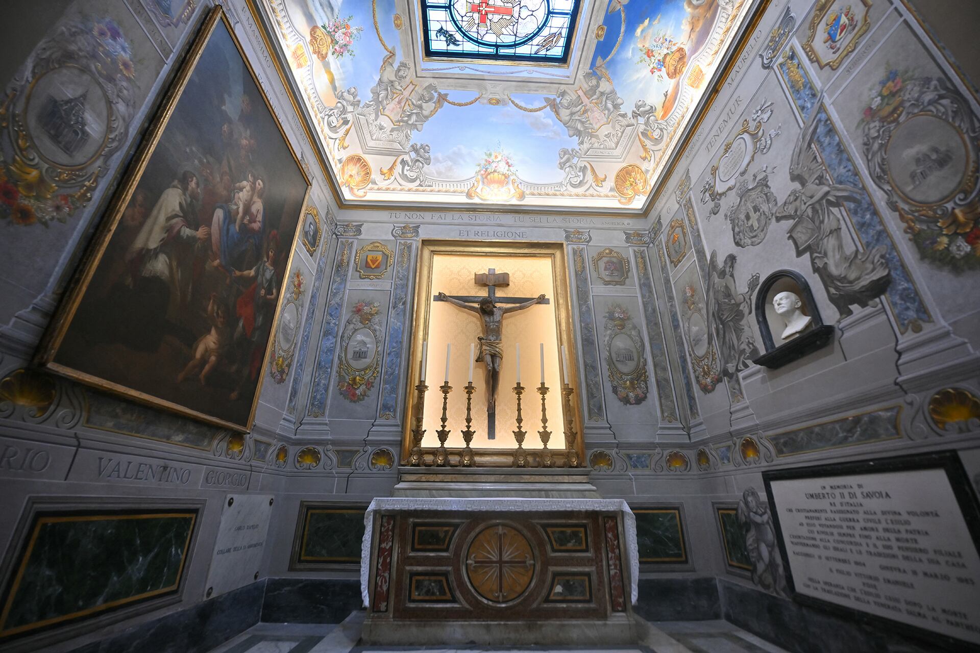 El fresco se encuentra en una capilla de la basílica de San Lorenzo in Lucina, a pocos metros de la sede del gobierno