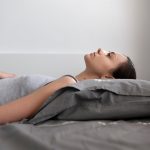 Por qué dormir abrazando la almohada puede ser positivo para el descanso