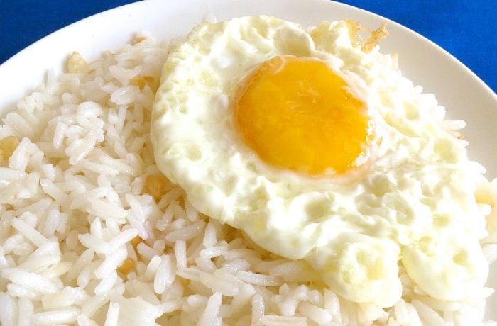 Investigaciones recientes destacan que el arroz con huevo aporta proteínas completas y energía sostenida, superando en algunos aspectos a la carne roja (Freepik)