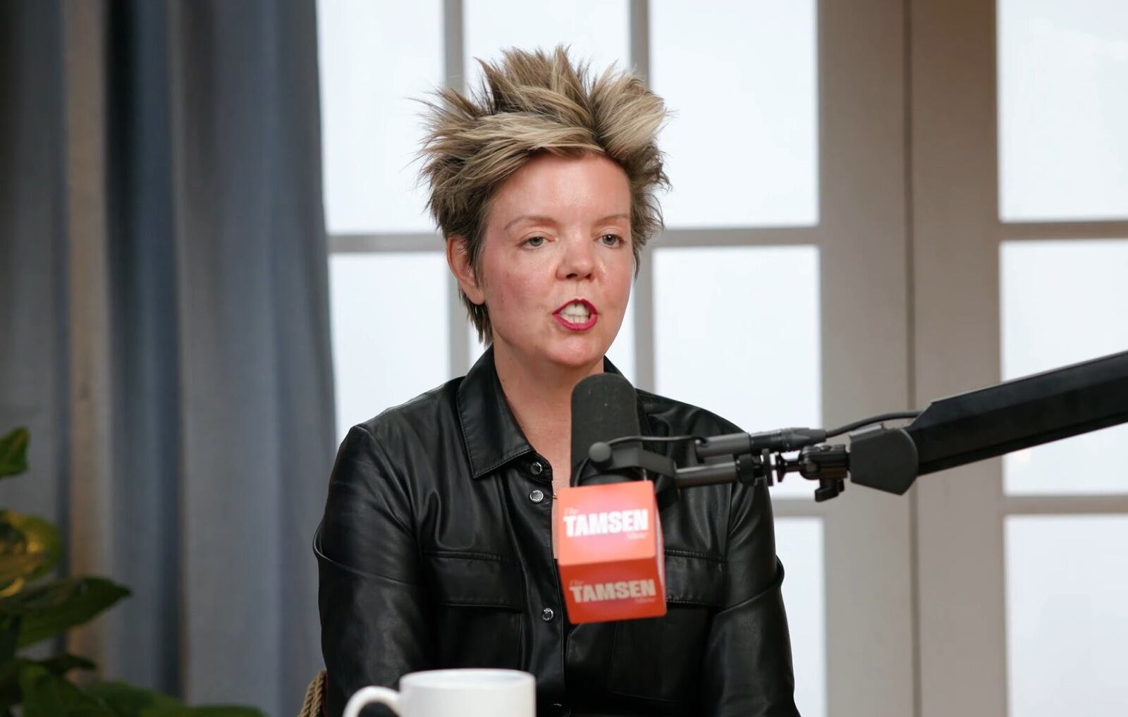 La exploración de nuevas posiciones y el uso de accesorios puede mejorar el placer sexual y la intimidad en parejas que atraviesan la menopausia