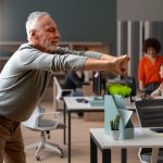 Por qué el ejercicio regular no anula los efectos negativos del sedentarismo y cómo reducir su impacto, según expertos