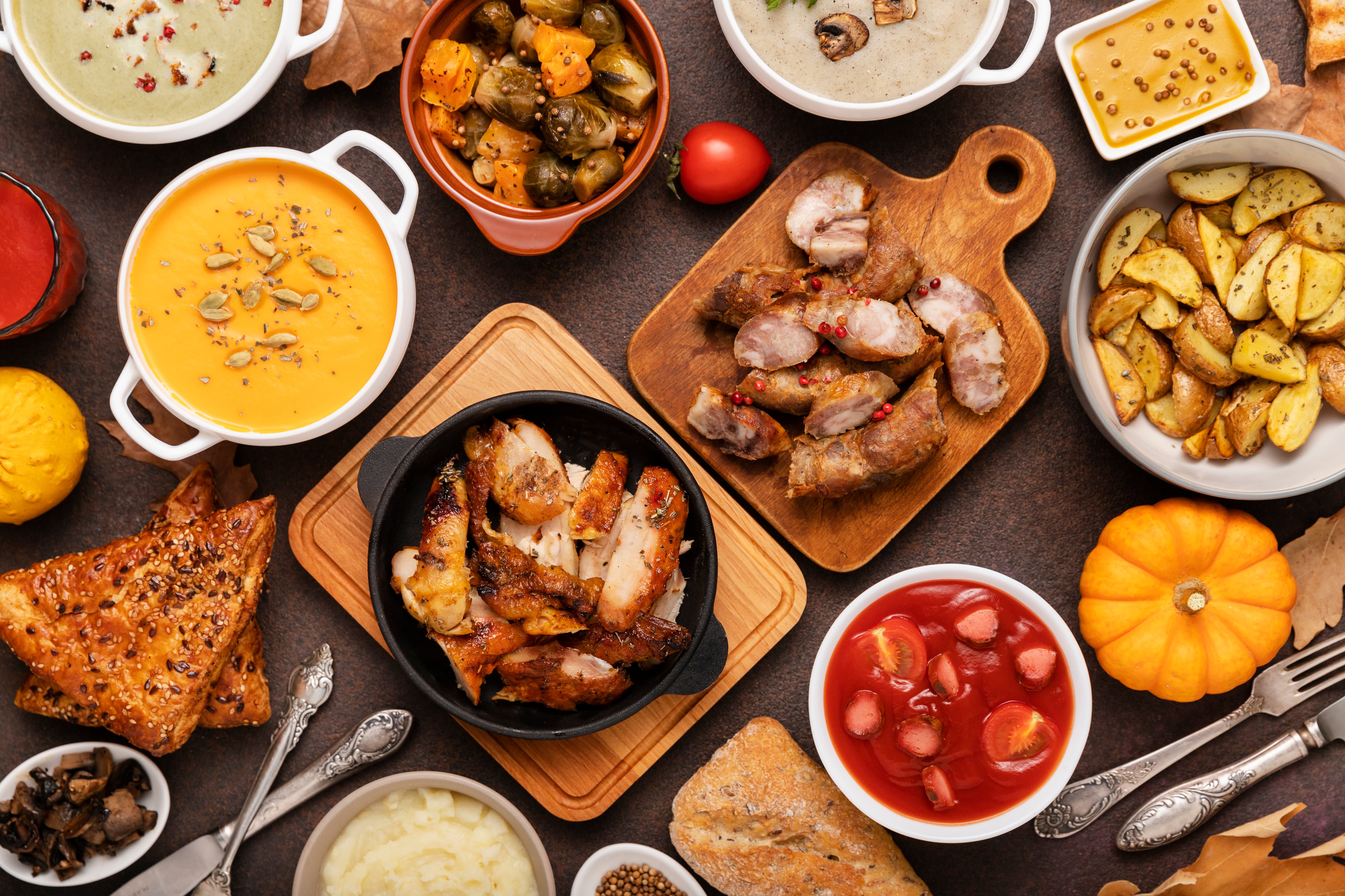 Mantener horarios regulares de alimentación y prestar atención a los signos de hambre previene la irritabilidad y el deterioro del ánimo (Freepik)
