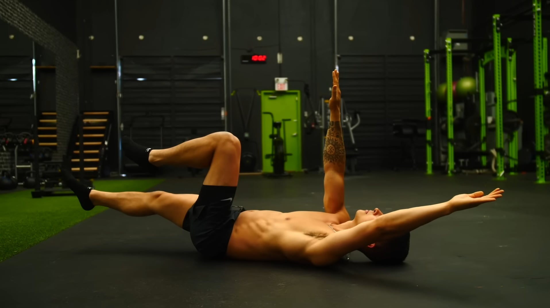 El ejercicio “dead bugs” forma parte del plan propuesto por Farren Morgan para mejorar la estabilidad del core y el control del movimiento (Captura de video: YouTube)