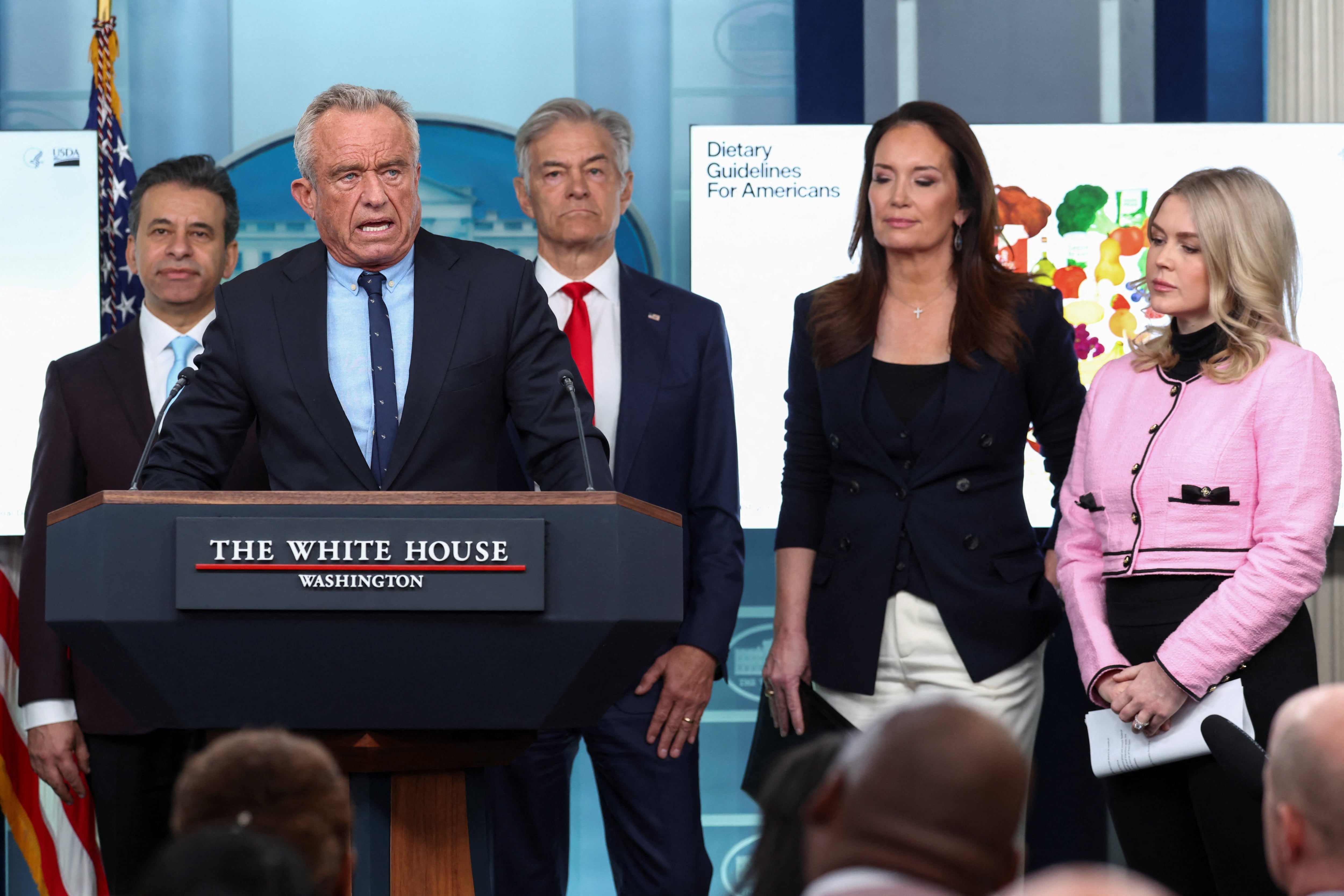 La reciente presentación de la guía alimentaria de Estados Unidos para 2025-2030 marcó el inicio de un debate global sobre sus fundamentos científicos y sus posibles repercusiones en la salud pública (REUTERS/Kevin Lamarque)
