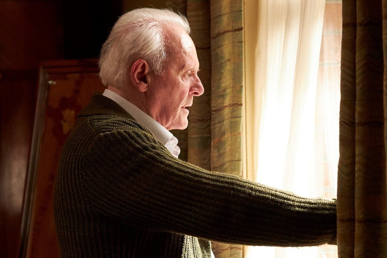 La fatiga crónica en adultos mayores no debe interpretarse como un síntoma normal del envejecimiento, advierte Mayo Clinic (Imagen: Anthony Hopkins en una escena de la película El Padre)