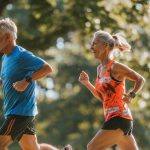 Por qué recomiendan consumir huevos y pescado para mantener la masa muscular después de los 60 años