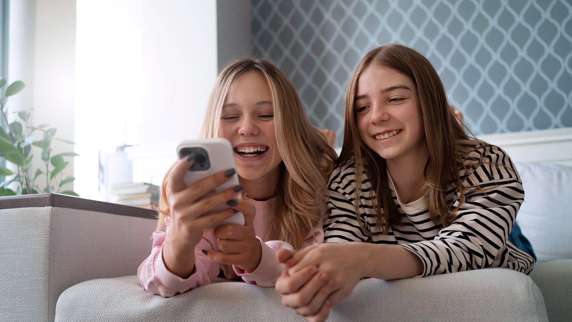 Limitar el uso de pantallas y realizar pausas frecuentes protege la salud visual de niños y adolescentes (Freepik)