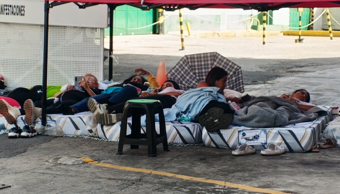 Huelga de hambre de familiares de presos políticos en la sede de la Policía Nacional Bolivariana en Venezuela (Fuente: Vente Venezuela)