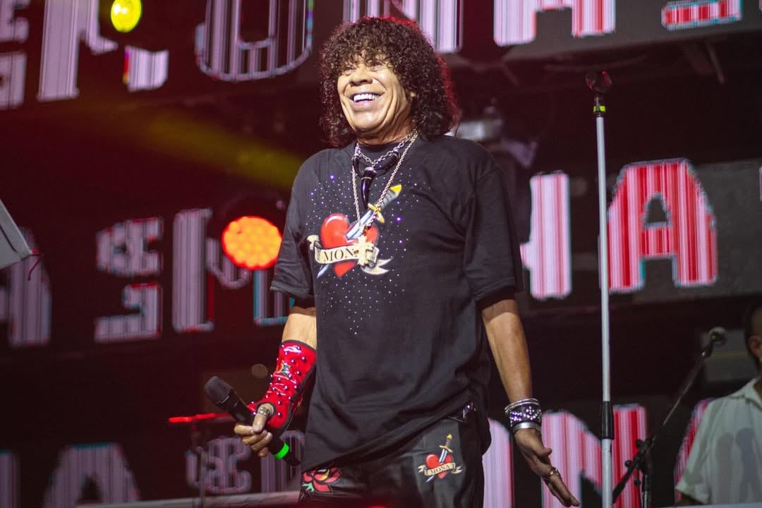 El repertorio del show incluyó clásicos como 'Goma de mascar', 'Y ya ves', 'Intentemos' y 'Anímate a vivir', encendiendo a la multitud desde la medianoche (Créditos: @uj.producciones y @lamonaoficial)