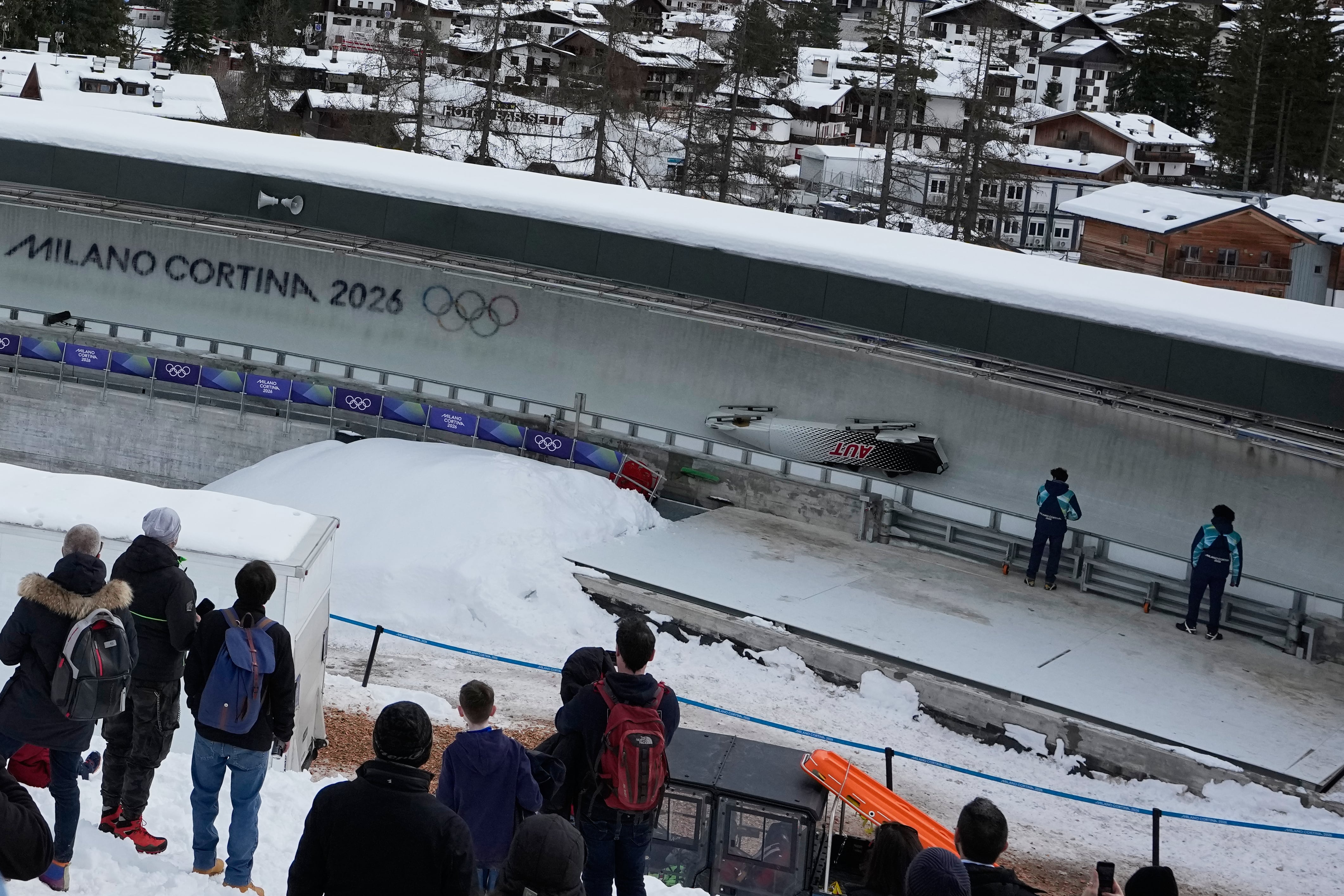 El trineo continuó avanzando tras volcar y los tripulantes debieron ser atendidos por el equipo médico (Foto: AP/Aijaz Rahi)