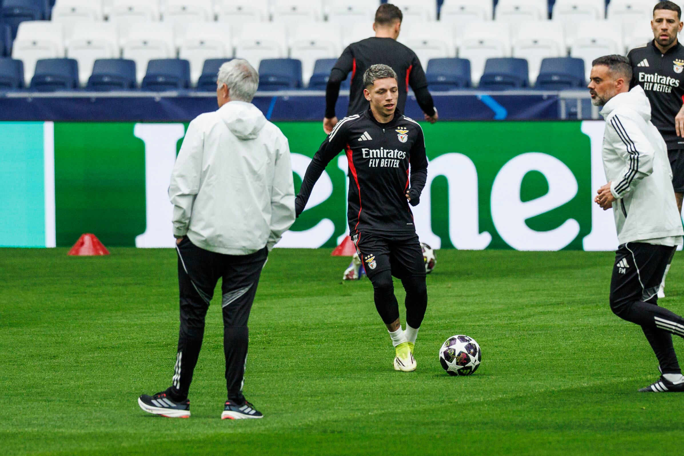 El delantero argentino del Benfica, Gianluca Prestianni, durante el entrenamiento de este martes en el estadio Santiago Bernabéu, en la víspera del partido de vuelta de la eliminatoria previa de acceso a los octavos de final de la Liga de Campeones que disputan ante el Real Madrid. EFE/ Rodrigo Jiménez 