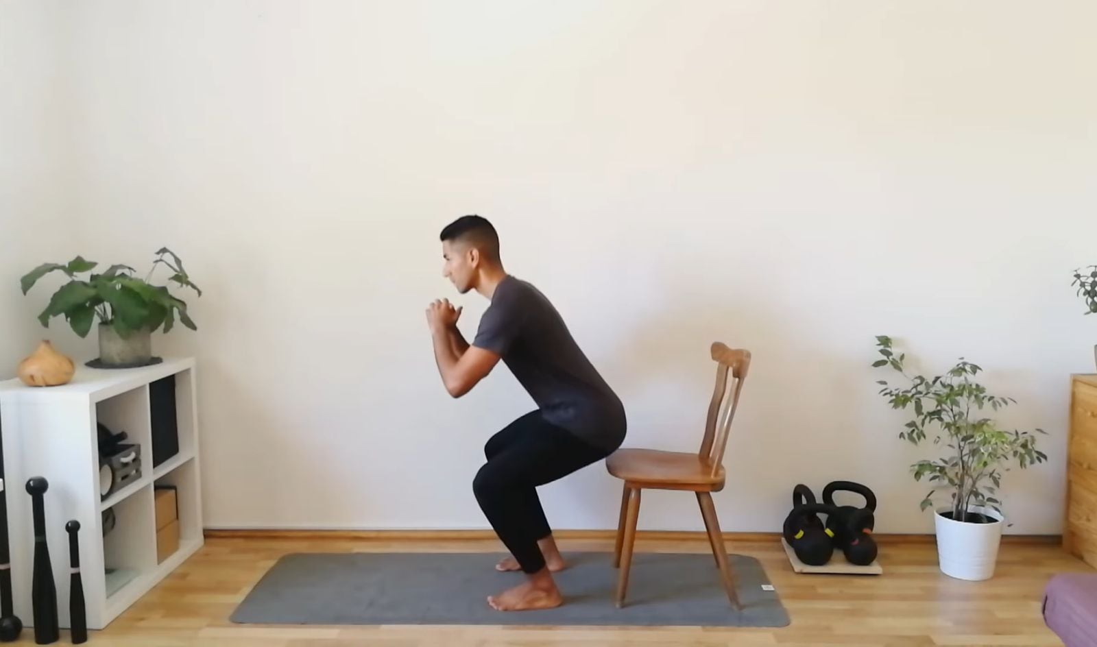 Antes de sentarse o de derrumbarse en la silla o en el sillón, pararse y sentarse por lo menos 5 veces sin usar la fuerza de los brazos (Captura de video: YouTube - Entrenador Wellness)