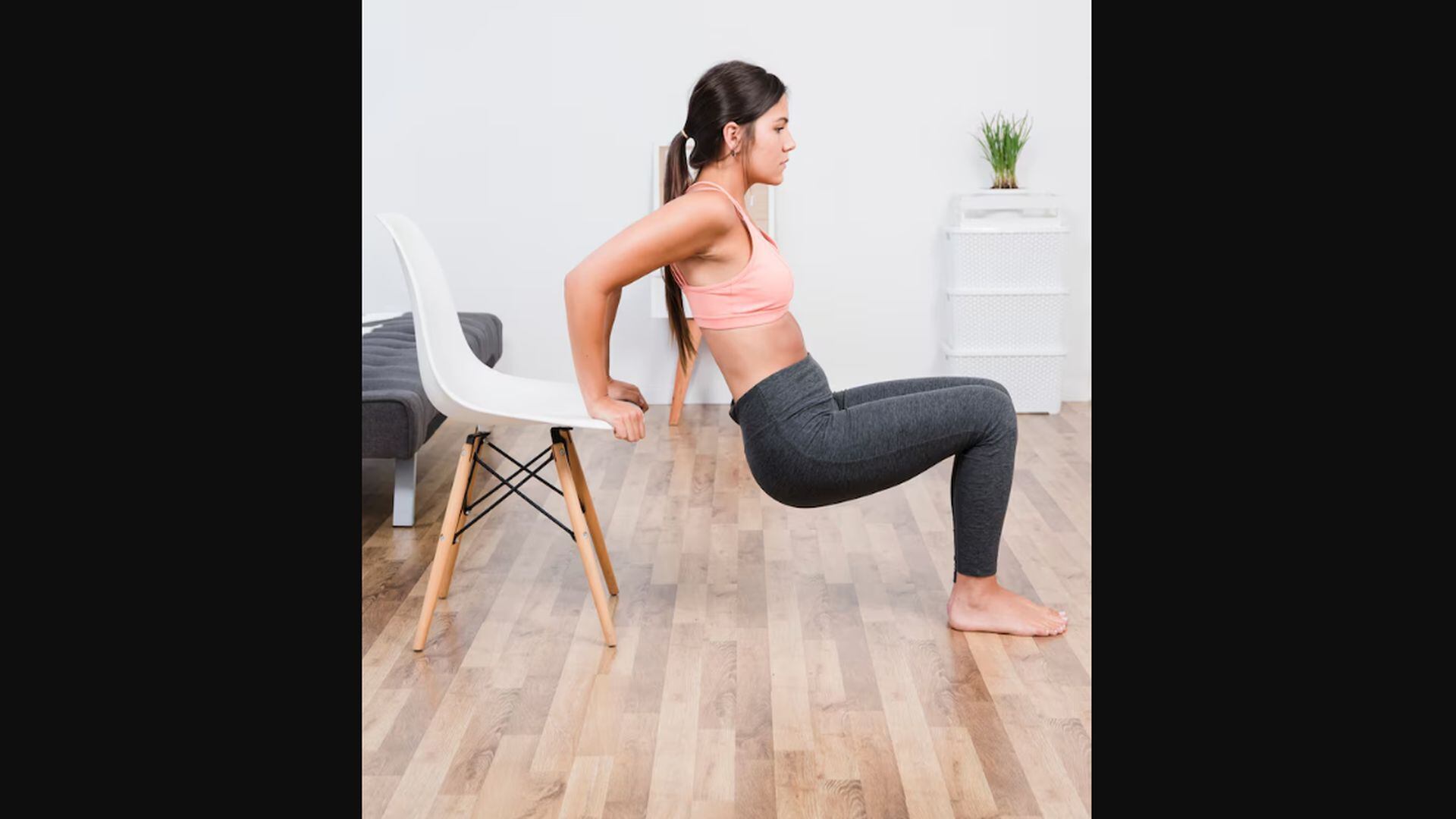 Mantener la fuerza en los brazos es esencial para la independencia. Este ejercicio es muy eficaz para fortalecer los tríceps. Puede hacerse con las piernas estiradas y apoyando solo los talones en el piso (Freepik)