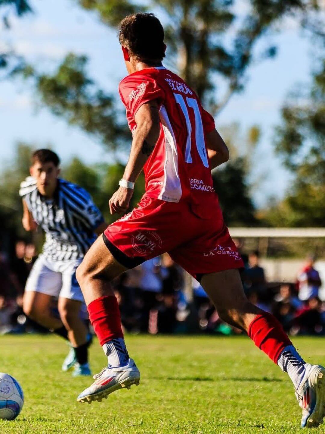 La formación futbolística de Sebastián Traverso incluyó pasos por Estudiantes de La Plata, River y Villa San Carlos, destacándose en torneos regionales