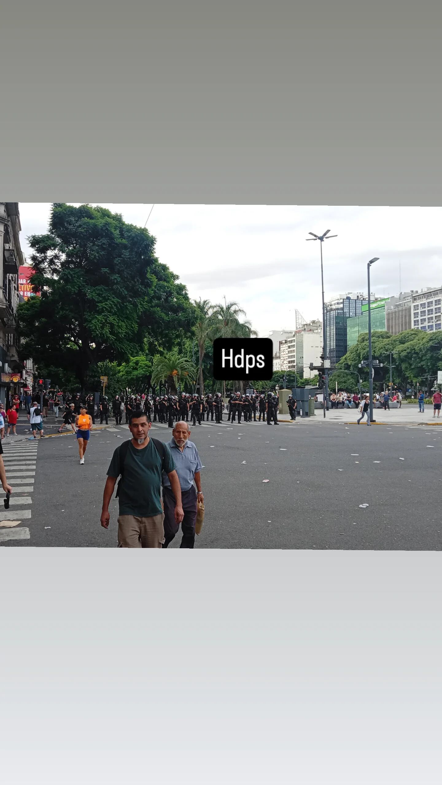 El insulto de Leónidas Orquera hacia la Policía que se acercaba a la zona de los manifestantes para evitar disturbios (@fane1854)