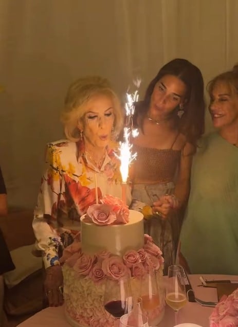 Mirtha sopló las velitas rodeada de su nieta Juana Viale y su hija Marcela Tinayre frente a sus 70 invitados