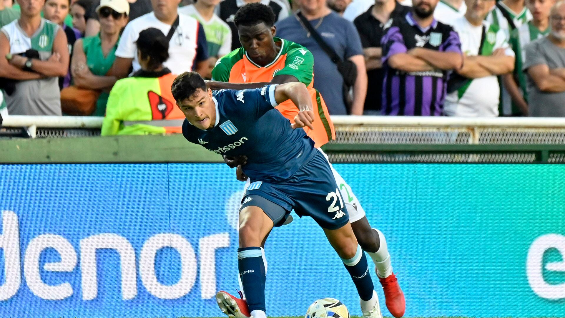 Valentín Carboni con Racing durante el partido ante Banfield (FotoBaires)