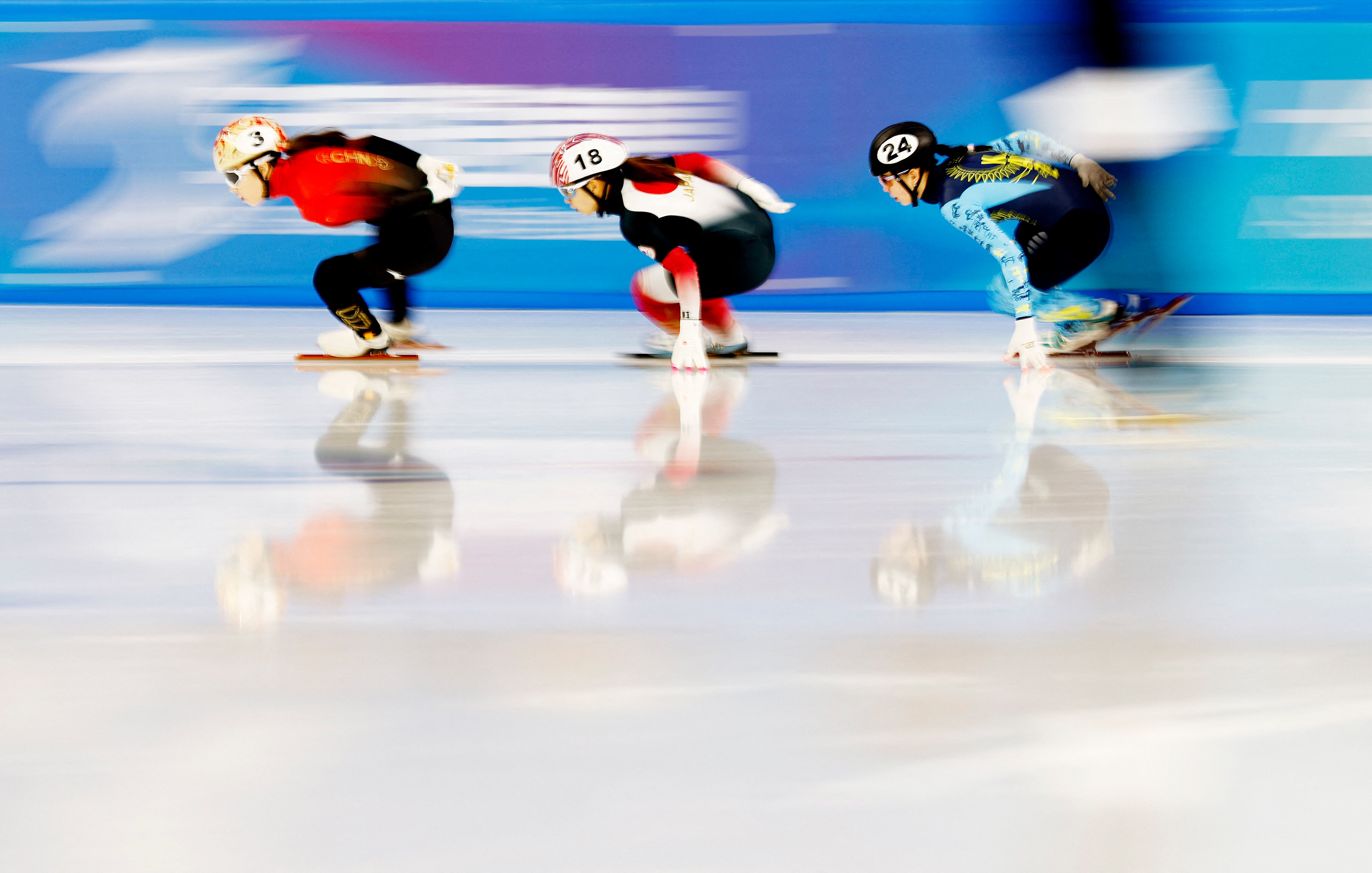El equilibrio entre agarre y deslizamiento del hielo es fundamental en la preparación de óvalos olímpicos de patinaje de velocidad (REUTERS/Issei Kato)