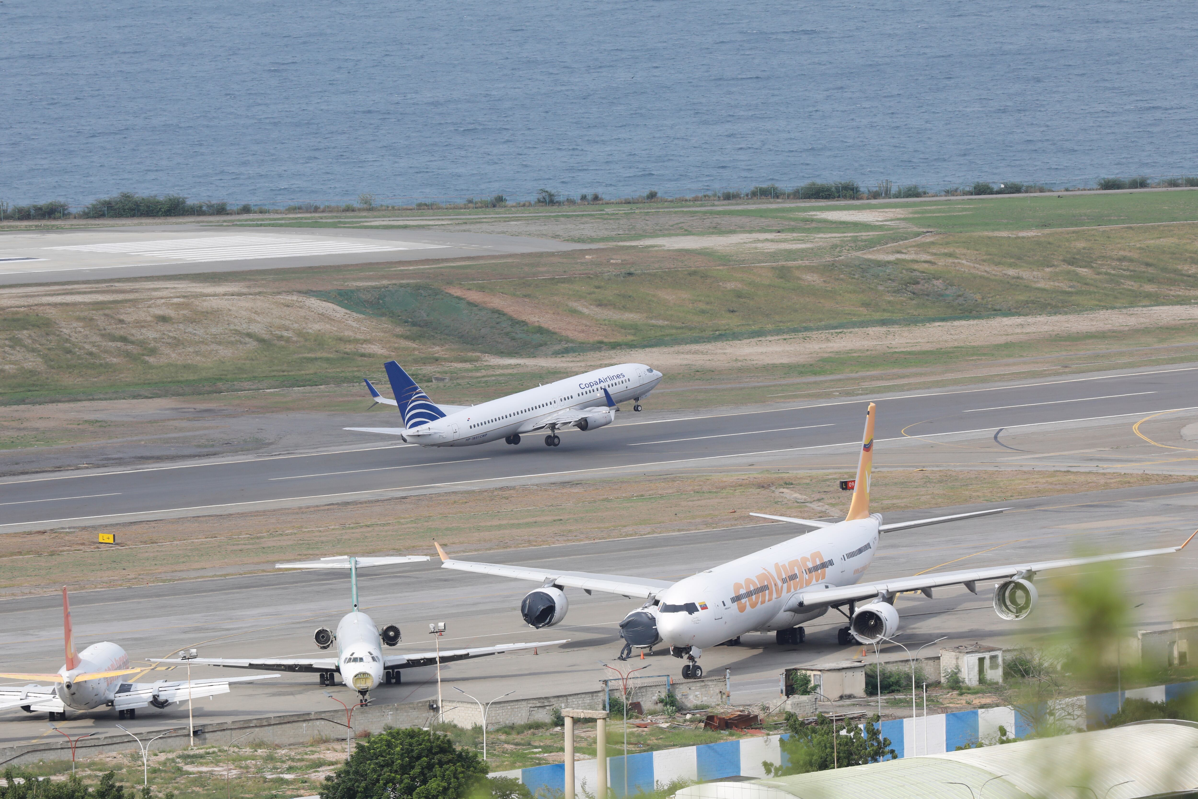 Aviones en el Aeropuerto Internacional Simón Bolívar en Maiquetía (AP foto/Cristian Hernández)