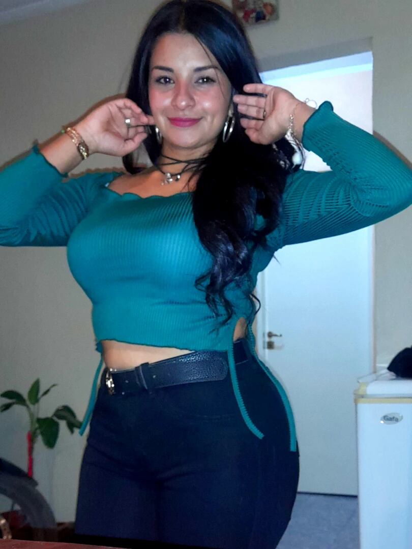 La joven había ido de viaje con su ex pareja, pero fue encontrada muerta de dos disparos